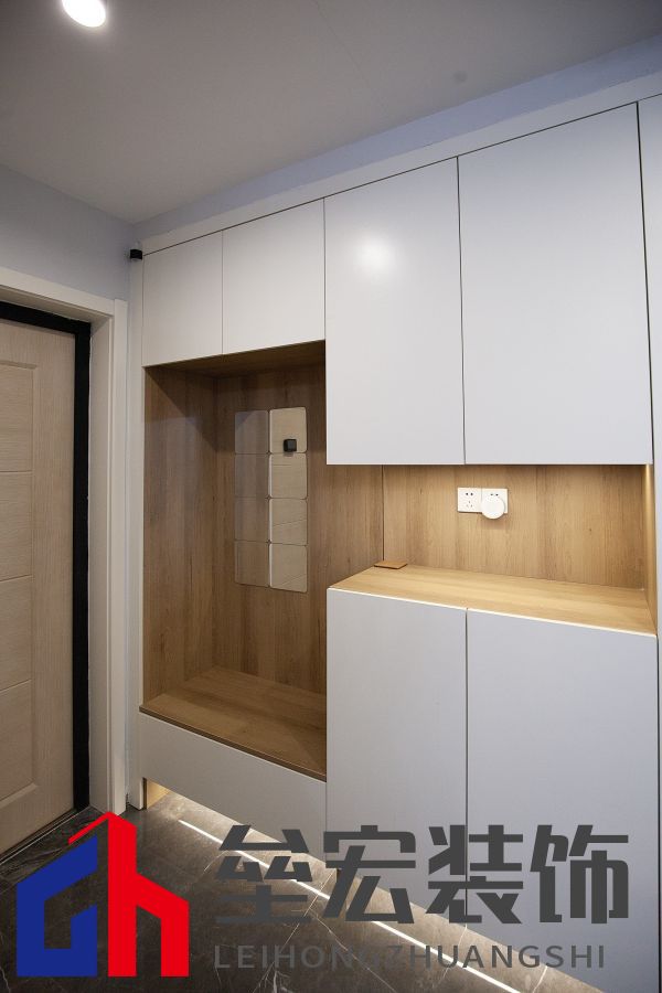 白色、木色與黑色演繹同一空間下的不同格調(diào)！