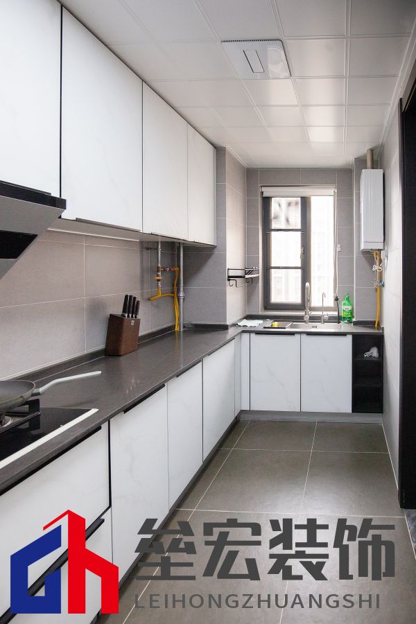 白色、木色與黑色演繹同一空間下的不同格調(diào)！