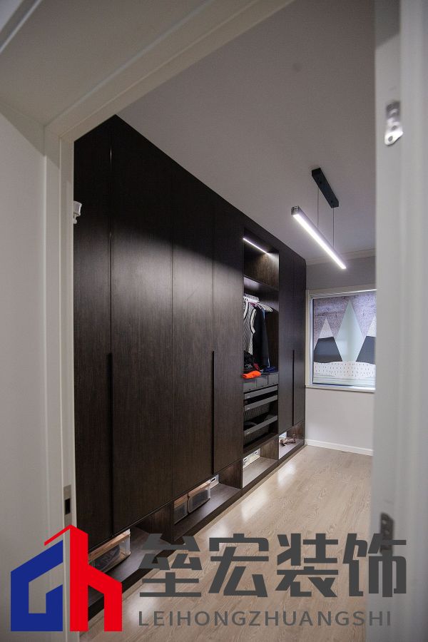 白色、木色與黑色演繹同一空間下的不同格調(diào)！