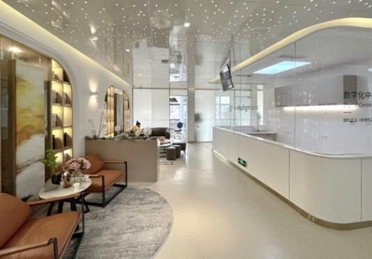 圖片包含 室內(nèi), 房間, 天花板, 桌子 描述已自動(dòng)生成