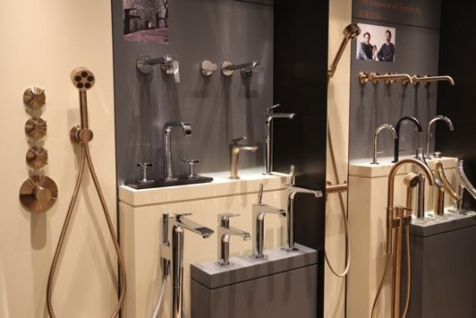 圖片包含 室內(nèi), 鏡子, 桌子, 水槽描述已自動生成