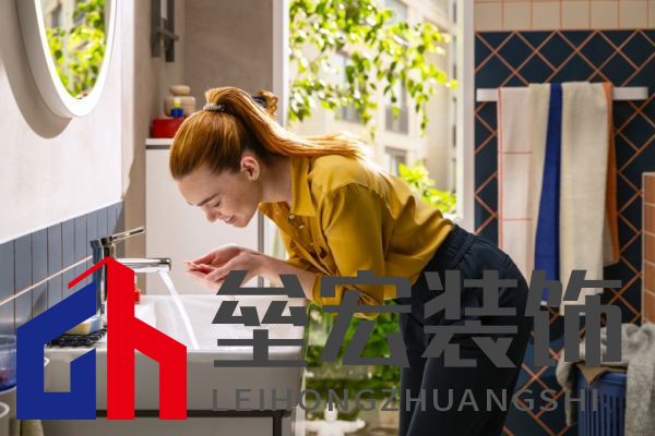 人在廚房里中度可信度描述已自動生成