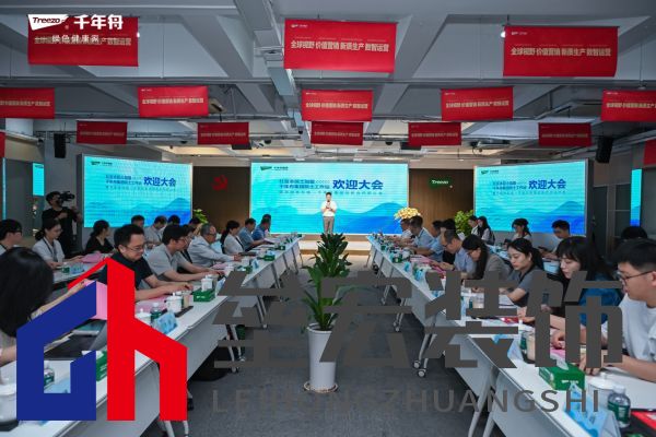 一群人站在桌子邊 AI 生成的內容可能不正確。